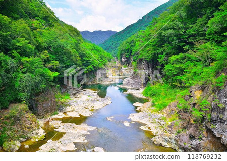 Ryuokyo Gorge, a hidden river surrounded by fresh greenery 118769232