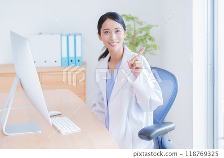 Working female doctor Working female doctor 118769325