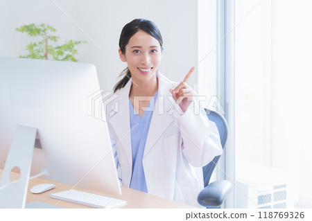 Working female doctor 118769326