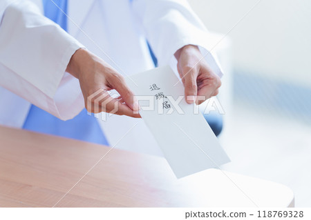 Female doctor holding a resignation letter 118769328
