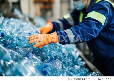 PET bottle recycling: Workers sorting 118769367
