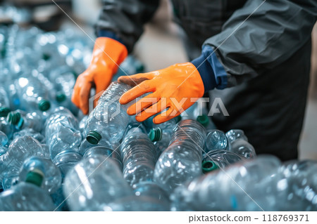 工作人員將塑膠瓶回收分類 工作人員將塑膠瓶回收分類 118769371