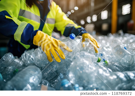 工作人員將塑膠瓶回收分類 工作人員將塑膠瓶回收分類 118769372