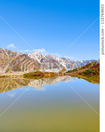 Autumn climbing of Mt. Karamatsu (Happoike Pond and the Hakuba Sanzan Mountains) 118769603