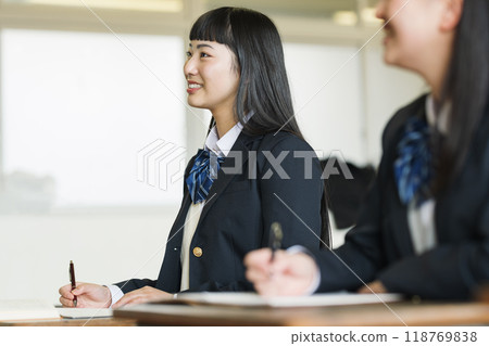 笑著上課的女高中生 118769838