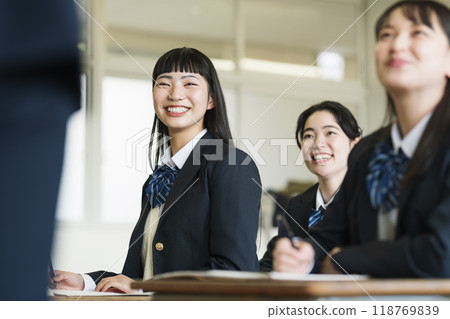 笑著上課的女高中生 118769839
