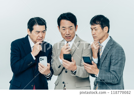 Middle-aged businessman looking at smartphone 118770082