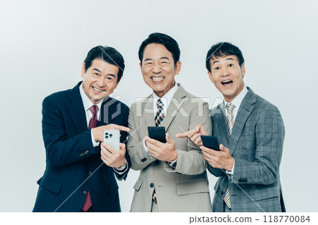 Middle-aged businessman looking at smartphone 118770084