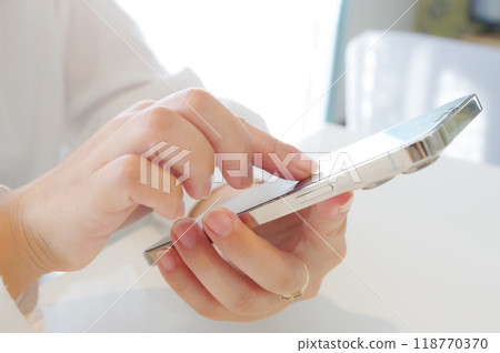 操作智慧型手機的女性（無臉） 118770370