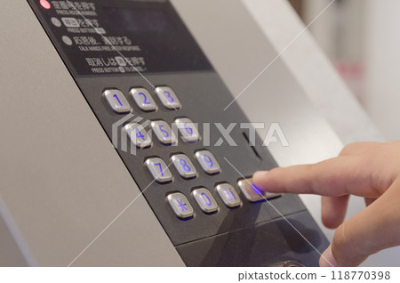 Auto lock of apartment 118770398