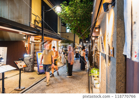 Kyoto: Pontocho, where foreign tourists are a prominent sight 118770766
