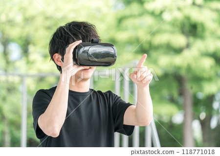 一名男子戴著 VR 護目鏡體驗虛擬實境 Metaverse 118771018