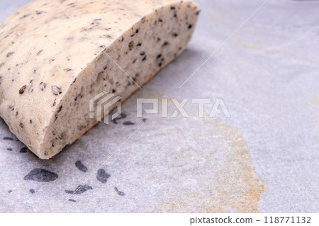 Freshly baked white bread with black sesame seeds 118771132