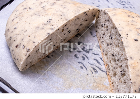 新鮮出爐的白麵包佐黑芝麻 118771172