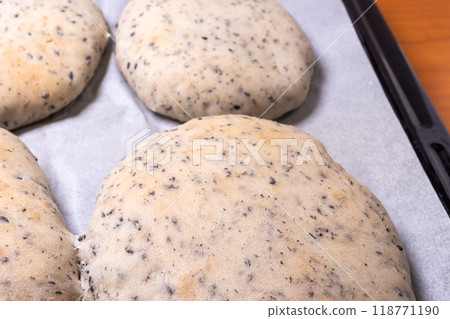 新鮮出爐的白麵包佐黑芝麻 118771190