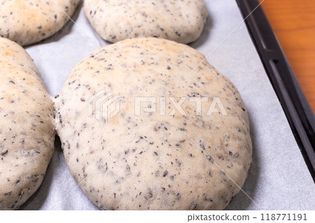 新鮮出爐的白麵包佐黑芝麻 新鮮出爐的白麵包佐黑芝麻 118771191