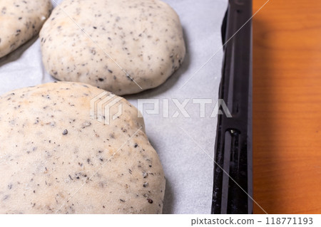 新鮮出爐的白麵包佐黑芝麻 118771193