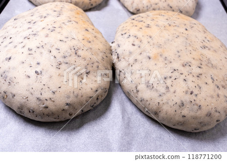 新鮮出爐的白麵包佐黑芝麻 118771200