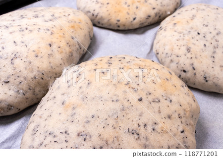 新鮮出爐的白麵包佐黑芝麻 新鮮出爐的白麵包佐黑芝麻 118771201