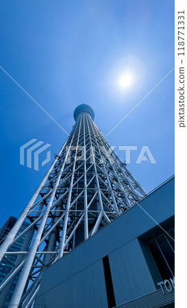 steel structure in the city 118771331
