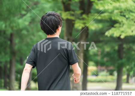 在公園散步/散步的人/運動員/運動員 118771557