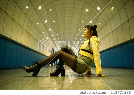 Asian young woman posing in the subway passage. 118771588