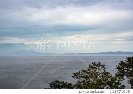 從羅臼國後展望塔看北領地、國後島 從羅臼國後展望塔看北領地、國後島 118771698