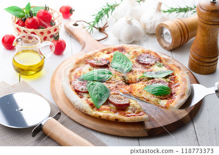 義大利披薩，上面撒上薩拉米香腸和羅勒 118773373