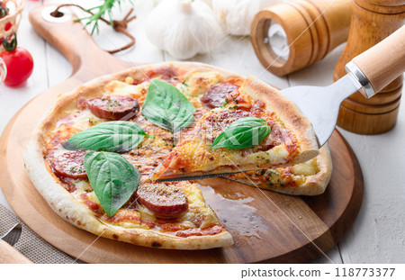 義大利披薩,上面撒上薩拉米香腸和羅勒 義大利披薩,上面撒上薩拉米香腸和羅勒 118773377