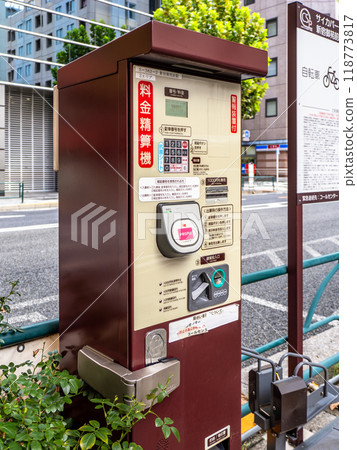 設置在人行道上的自行車收費停車位繳費機（可使用交通IC卡） 118773817