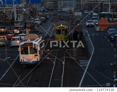 Harimayabashi intersection at dusk (around Harimayabashi Station on the Tosaden Ino Line) 118774536