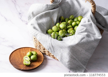 Kokuwa (Japanese quince) - Japanese wild fruit - cross section - white background 118774553