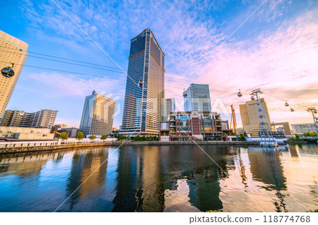 日本橫濱城市景觀，九月。櫻木町站前的The Tower Yokohama Kitanaka、橫濱市政廳、華盛頓H等= 26日 118774768
