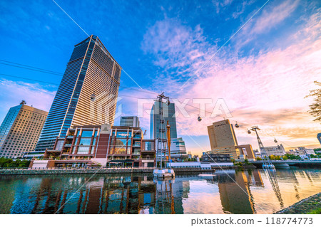 日本橫濱城市景觀，九月。櫻木町站前的The Tower Yokohama Kitanaka、橫濱市政廳、華盛頓H等= 26日 118774773