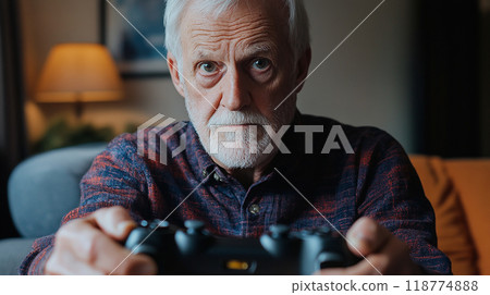 享受遊戲的老人 享受遊戲的老人 118774888