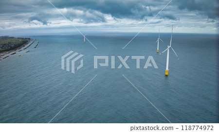 富山縣入禪町的海岸線與離岸風力渦輪機 118774972