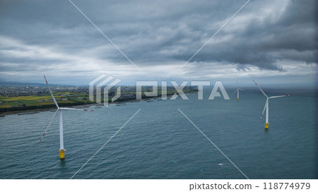 Coastline and offshore wind turbines in Nyuzen Town, Toyama Prefecture Coastline and offshore wind turbines in Nyuzen Town, Toyama Prefecture 118774979