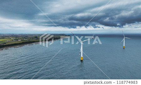 Coastline and offshore wind turbines in Nyuzen Town, Toyama Prefecture Coastline and offshore wind turbines in Nyuzen Town, Toyama Prefecture 118774983