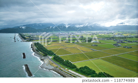 Coastline and offshore wind turbines in Nyuzen Town, Toyama Prefecture Coastline and offshore wind turbines in Nyuzen Town, Toyama Prefecture 118774989