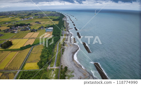 Coastline and offshore wind turbines in Nyuzen Town, Toyama Prefecture Coastline and offshore wind turbines in Nyuzen Town, Toyama Prefecture 118774990