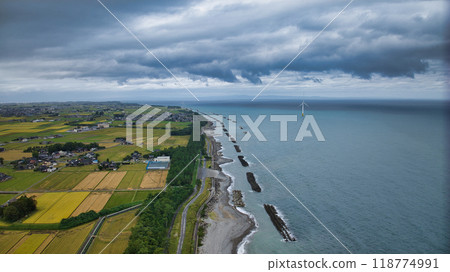 Coastline and offshore wind turbines in Nyuzen Town, Toyama Prefecture 118774991