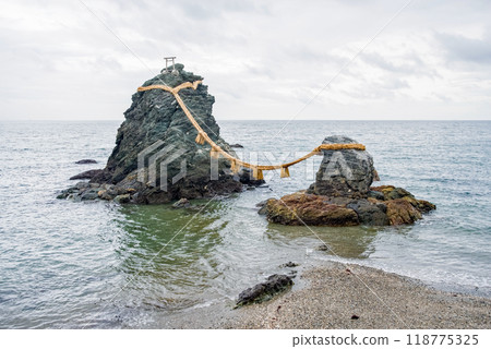 [Meoto Iwa Rocks] Futaminoura, Mie Prefecture 118775325