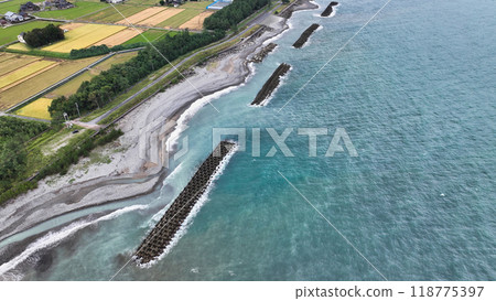 Coastline and wave-breakers in Nyuzen Town, Toyama Prefecture Coastline and wave-breakers in Nyuzen Town, Toyama Prefecture 118775397