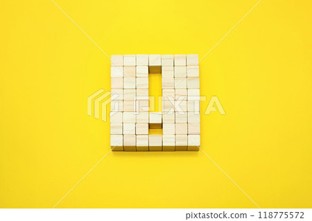 A three-dimensional exclamation mark with a block pattern on a yellow background A three-dimensional exclamation mark with a block pattern on a yellow background 118775572
