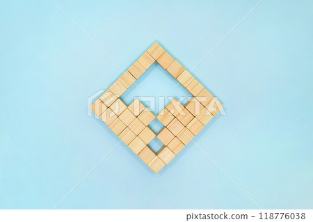 淺藍色背景上的向上木立方體圖案菱形箭頭圖標 118776038