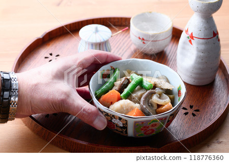 A staple of home cooking: simmered dishes A staple of home cooking: simmered dishes 118776360