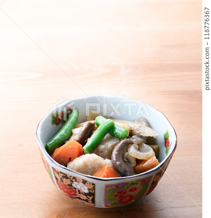 A staple of home cooking: simmered dishes 118776367