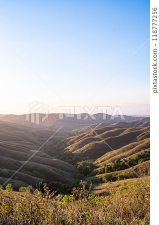 徒步時看到的傍晚山景 118777256