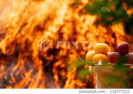 拍攝在八幡市八幡山舉行的熊熊燃燒的儀式 118777322