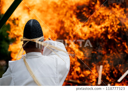 Photographing the rising flames of the burning ritual held at Hachiman-san in Yawata 118777323